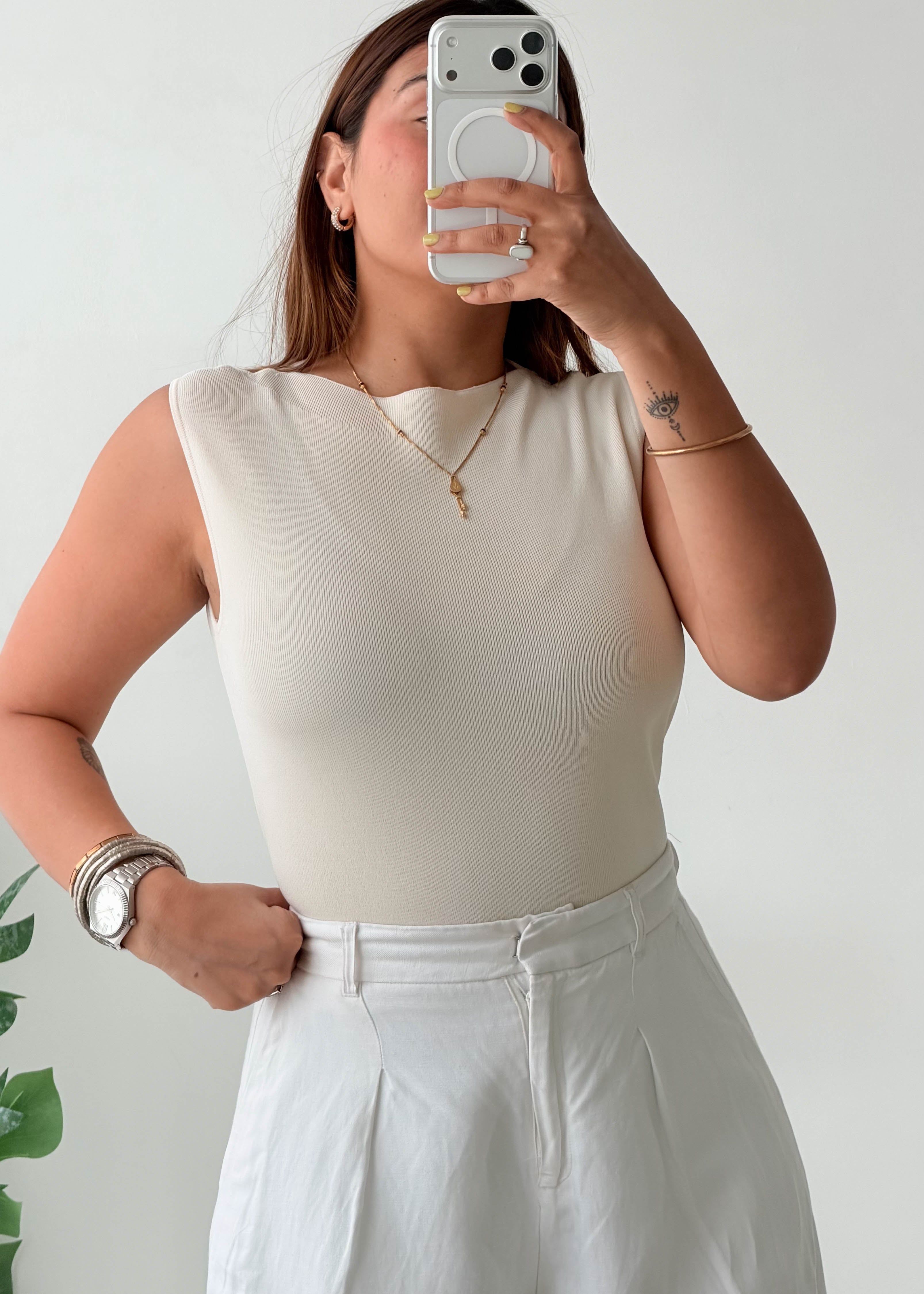 Size M-L White Sleeveless Top