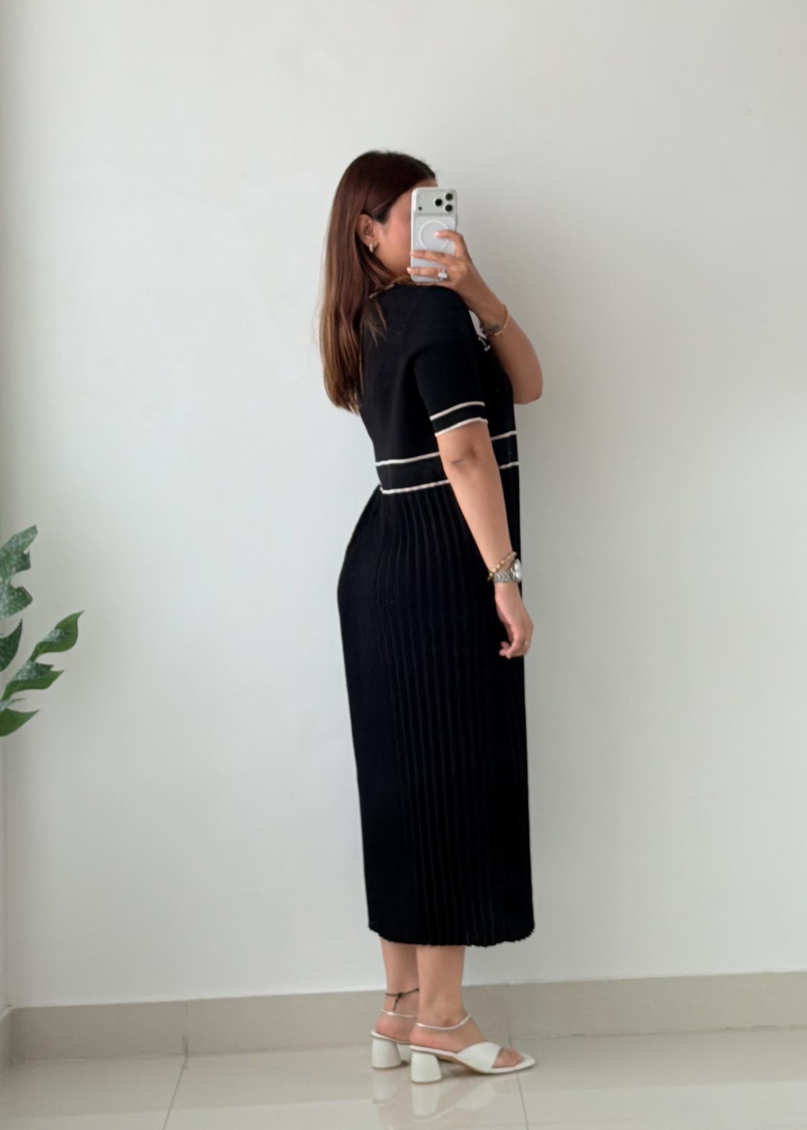 Size M-L Black Contrast Trim Pleated Knit Maxi Dress