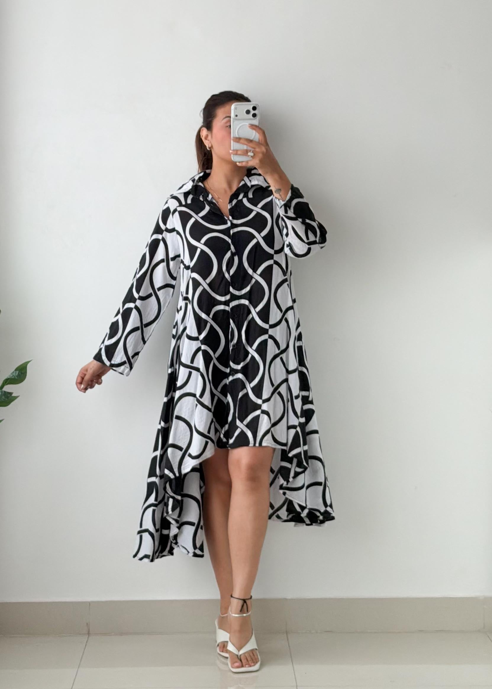 Size S-M Black & White Abstract High-Low Shirt Dress