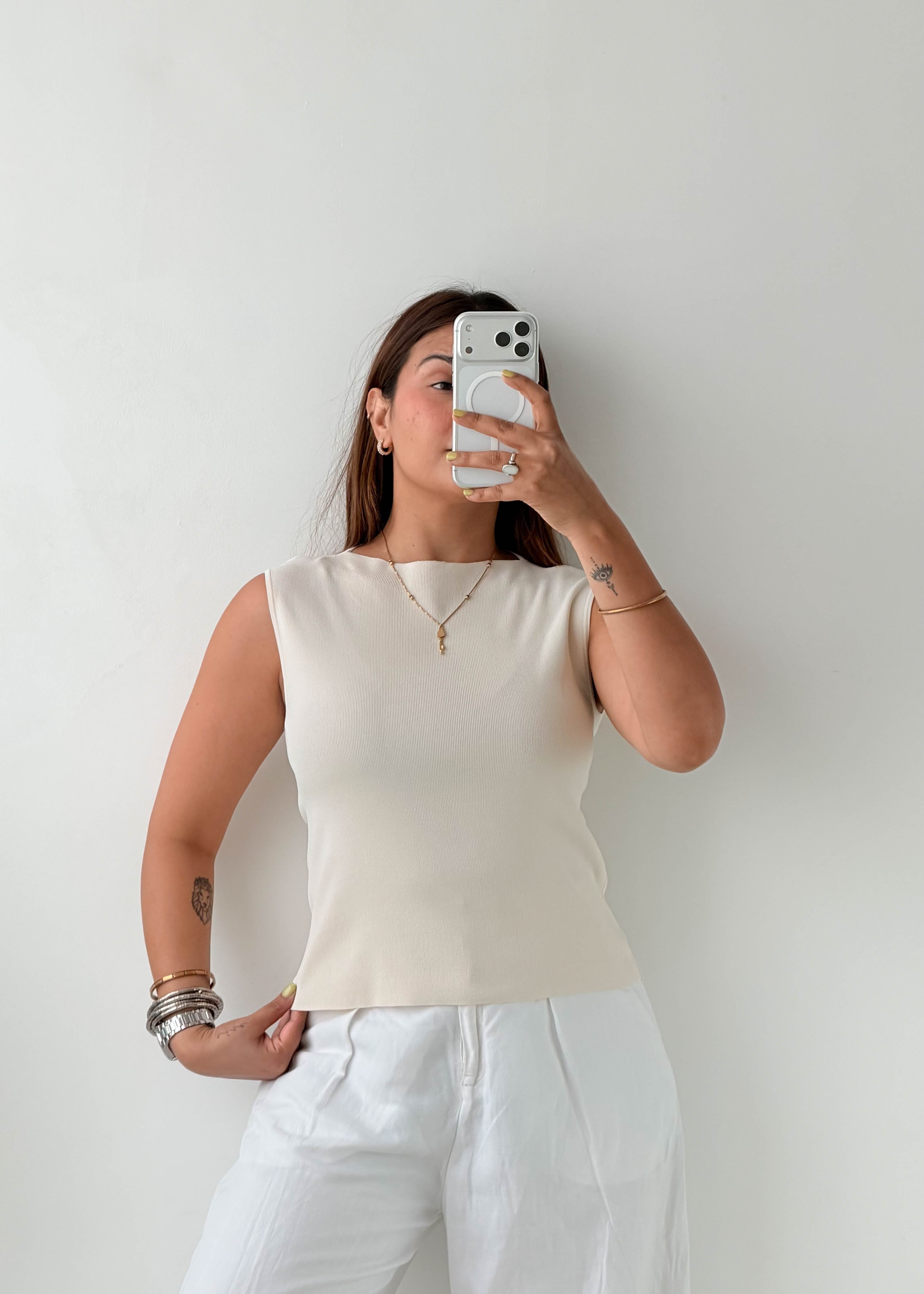 Size M-L White Sleeveless Top