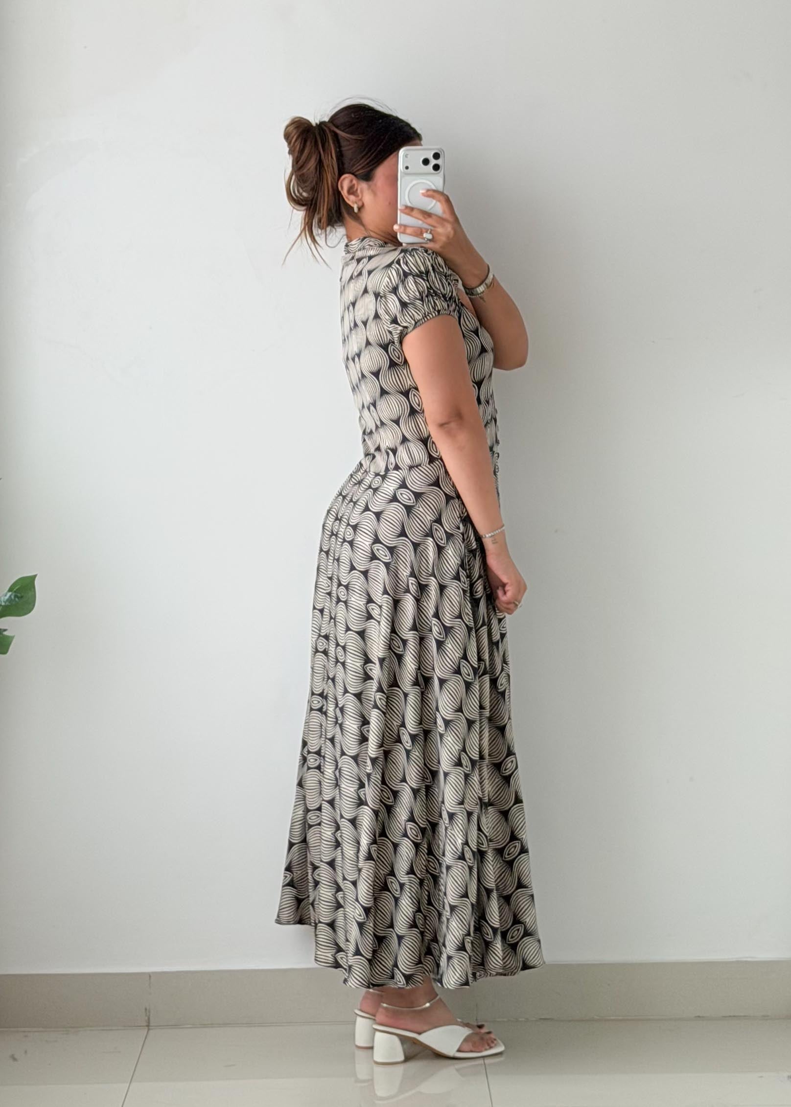 Size M Black & White Abstract Print Maxi Dress