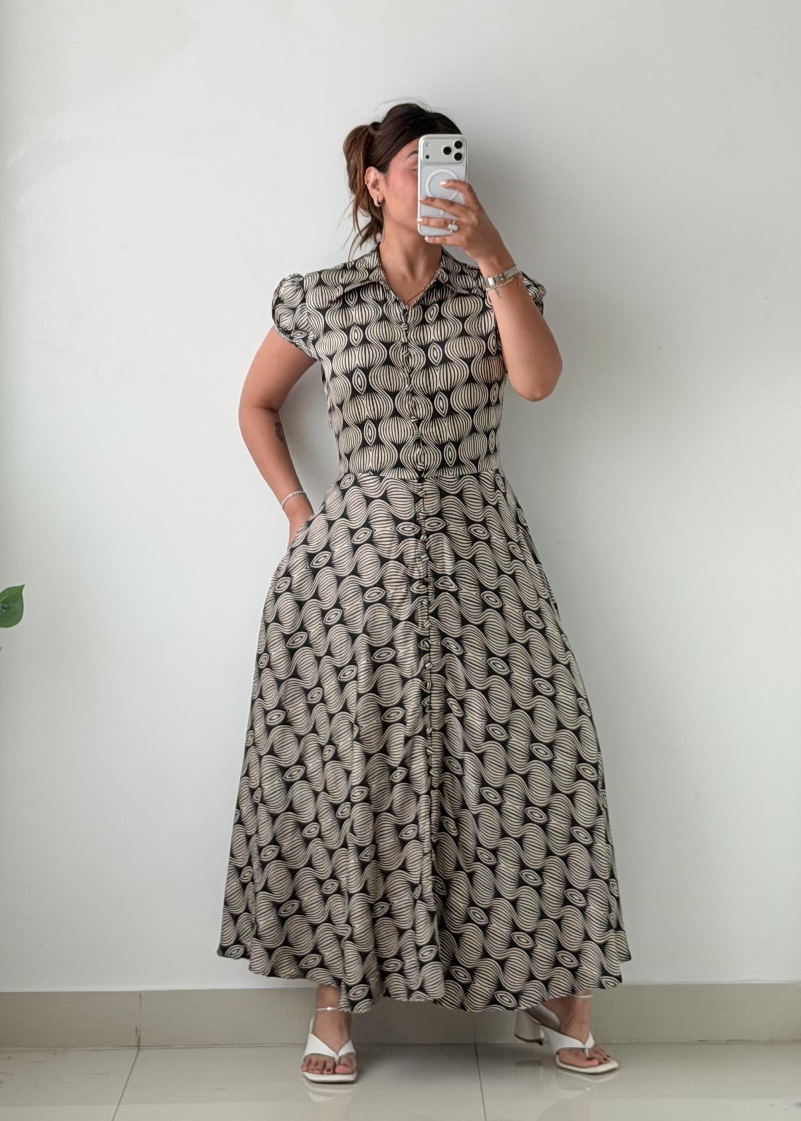 Size M Black & White Abstract Print Maxi Dress