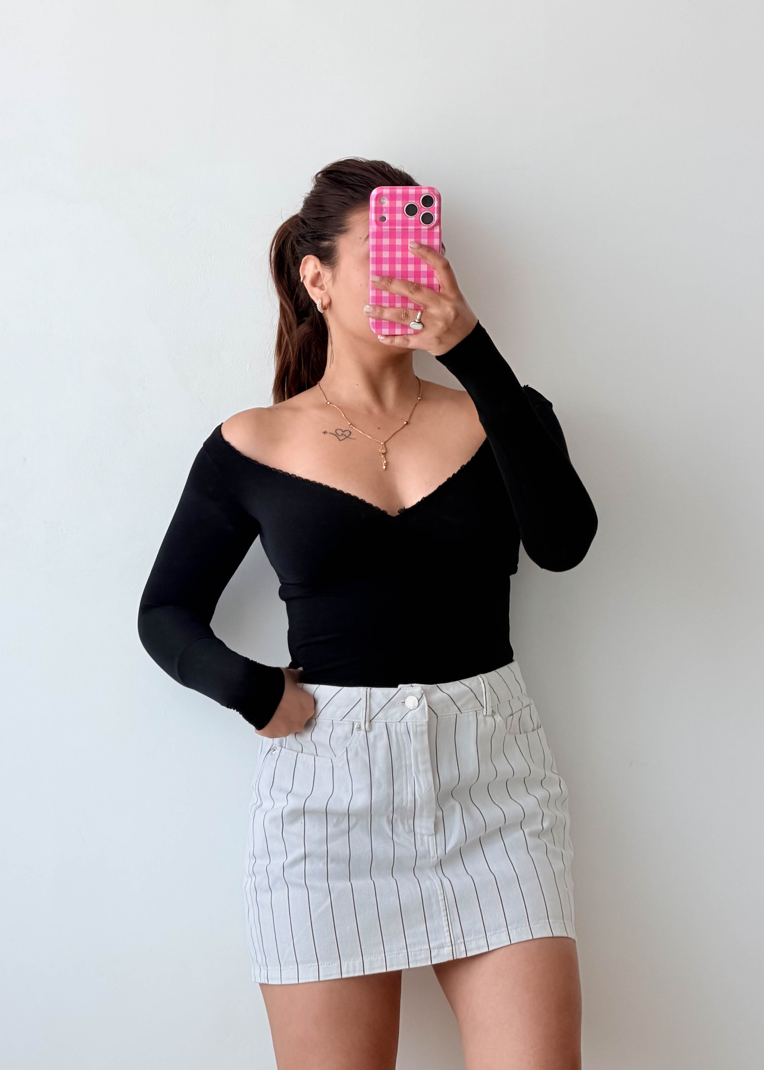 Size XS-S Black Off-Shoulder Fitted Bodysuit