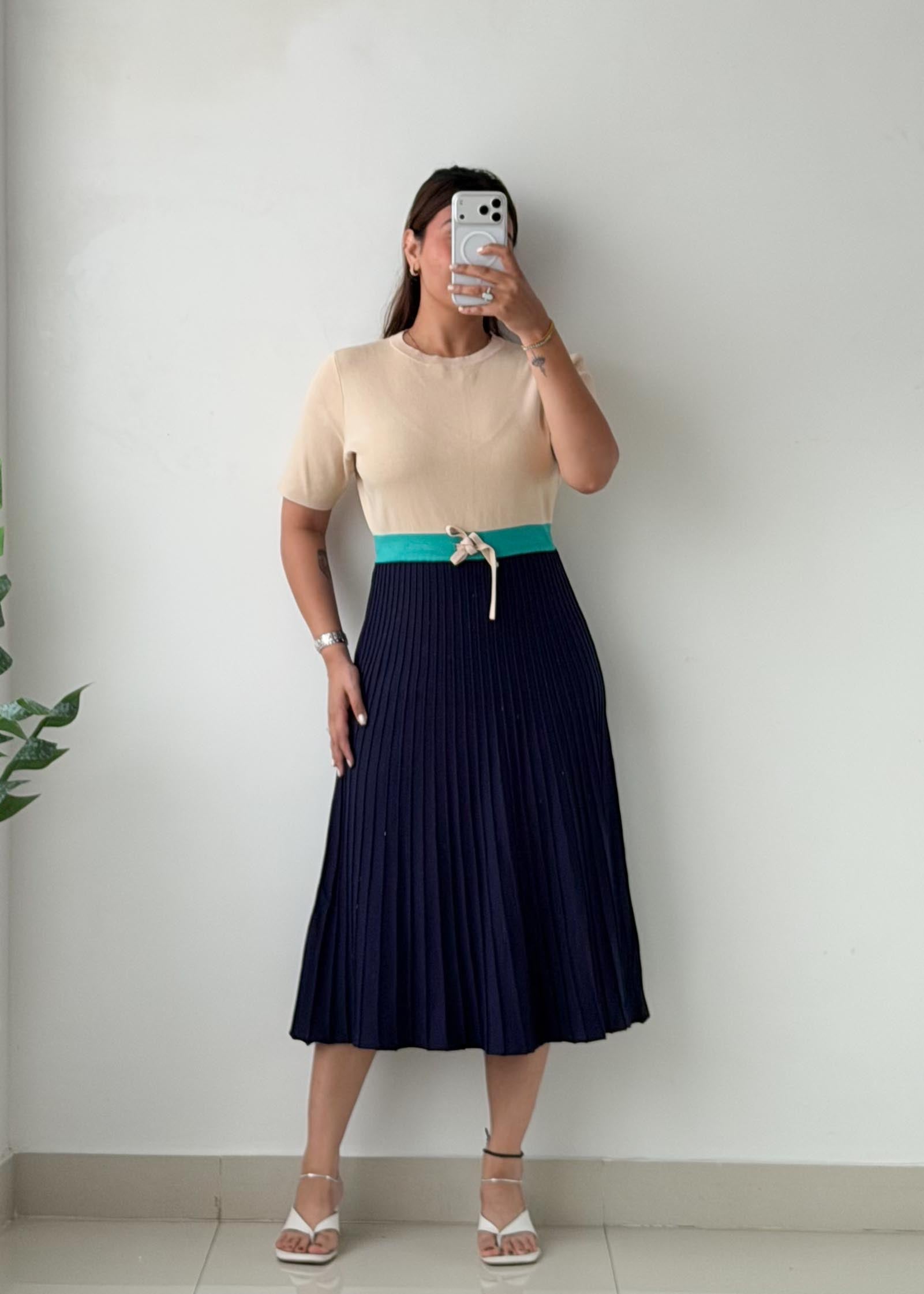 Size M-L Beige & Navy Colorblock Midi Dress