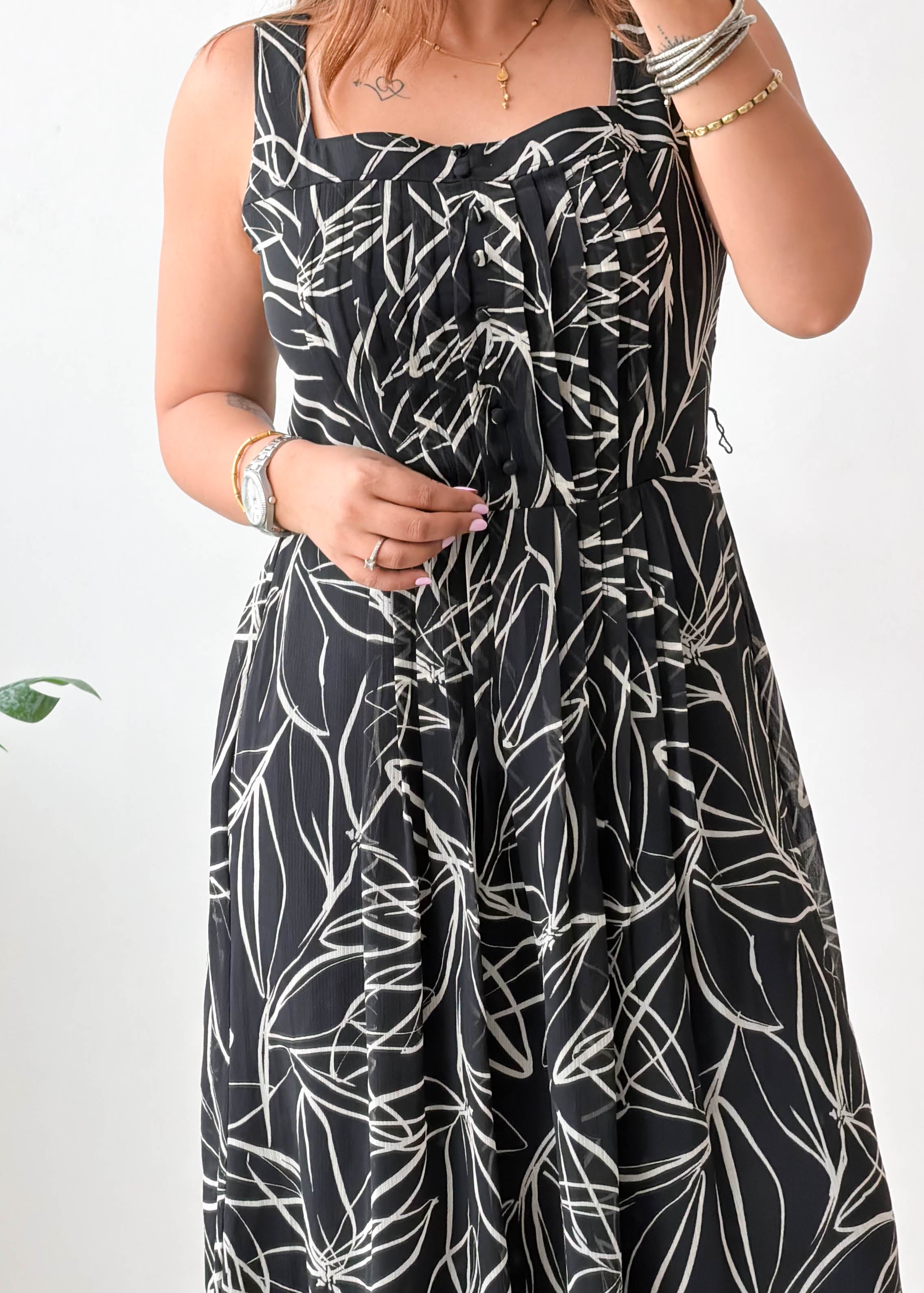 Size M Black Tropical Print Midi Dress